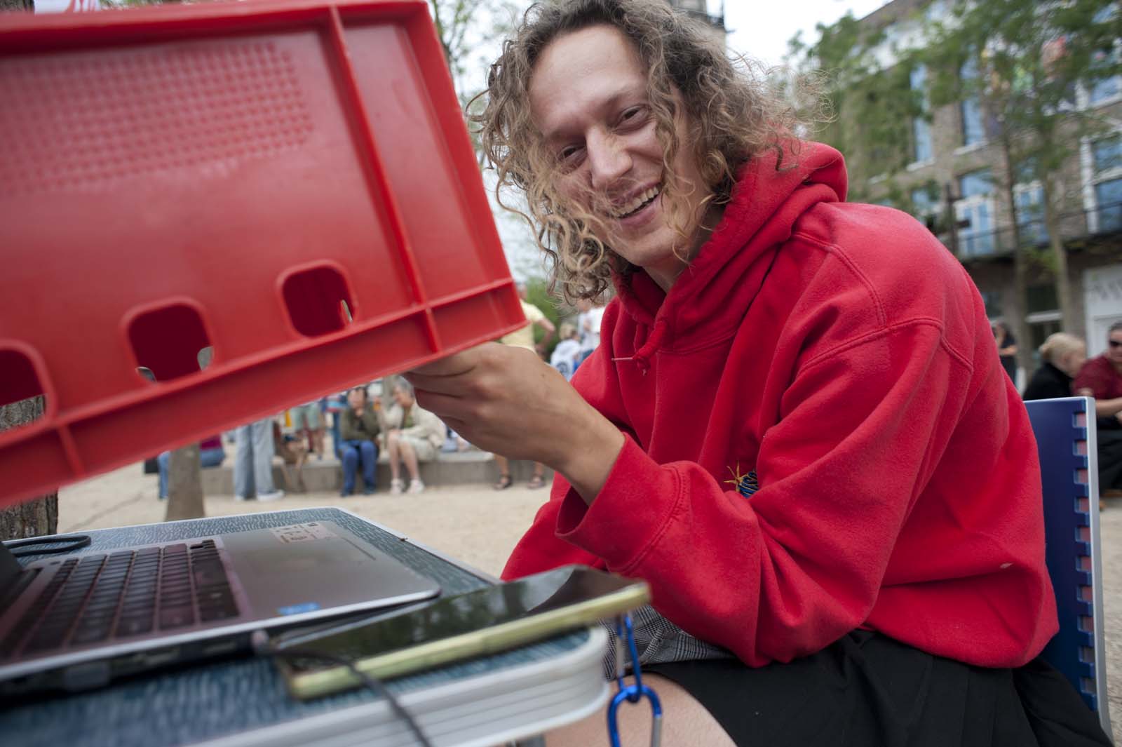 Teun(tje) als audiotech, rode outfit